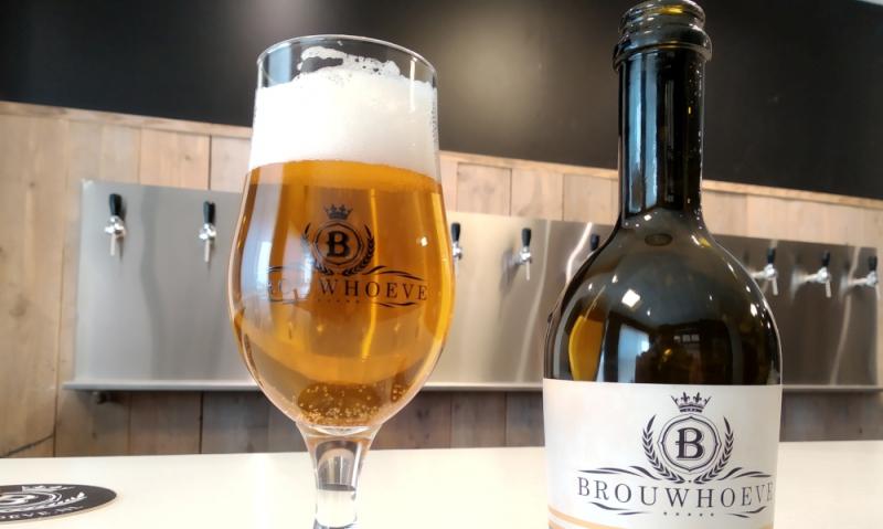 Brouwhoeve Blond bier uitgeschonken